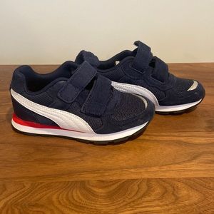 Boys sneakers size 10. Puma navy and white ST runner.
